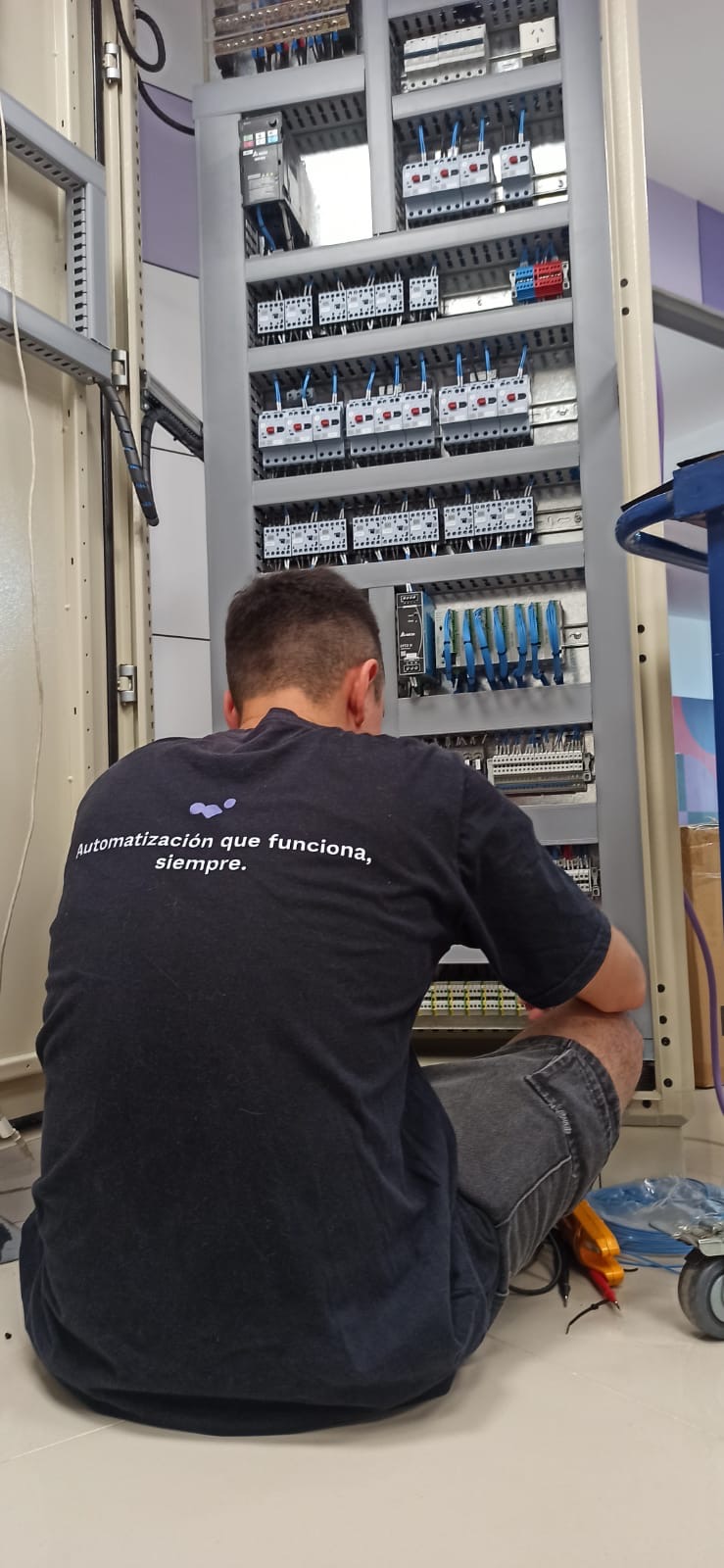 Proyecto de automatización industrial con PLC y variadores