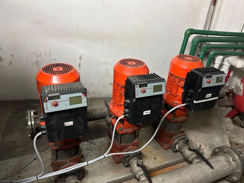 Equipo de presurización con tres bombas y variadores