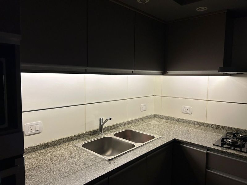 Cocina con tira LED bajo alacena