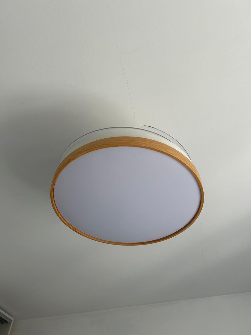 Plafón LED instalado en techo