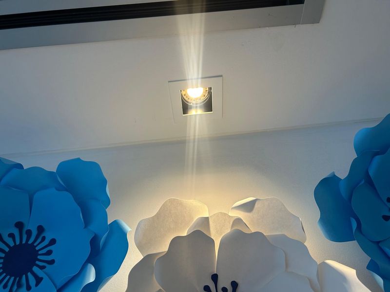 Spot LED embutido iluminando una decoración