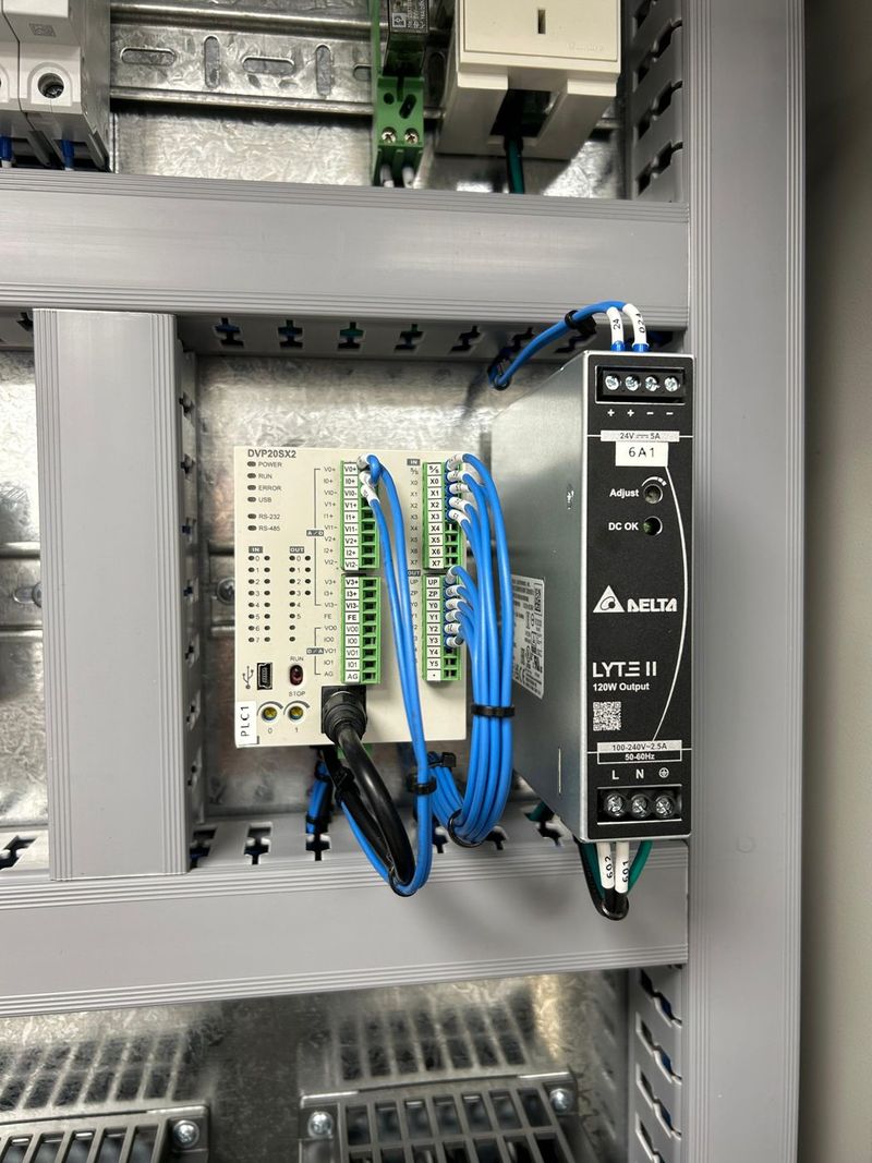 PLC y fuente en placa de montaje