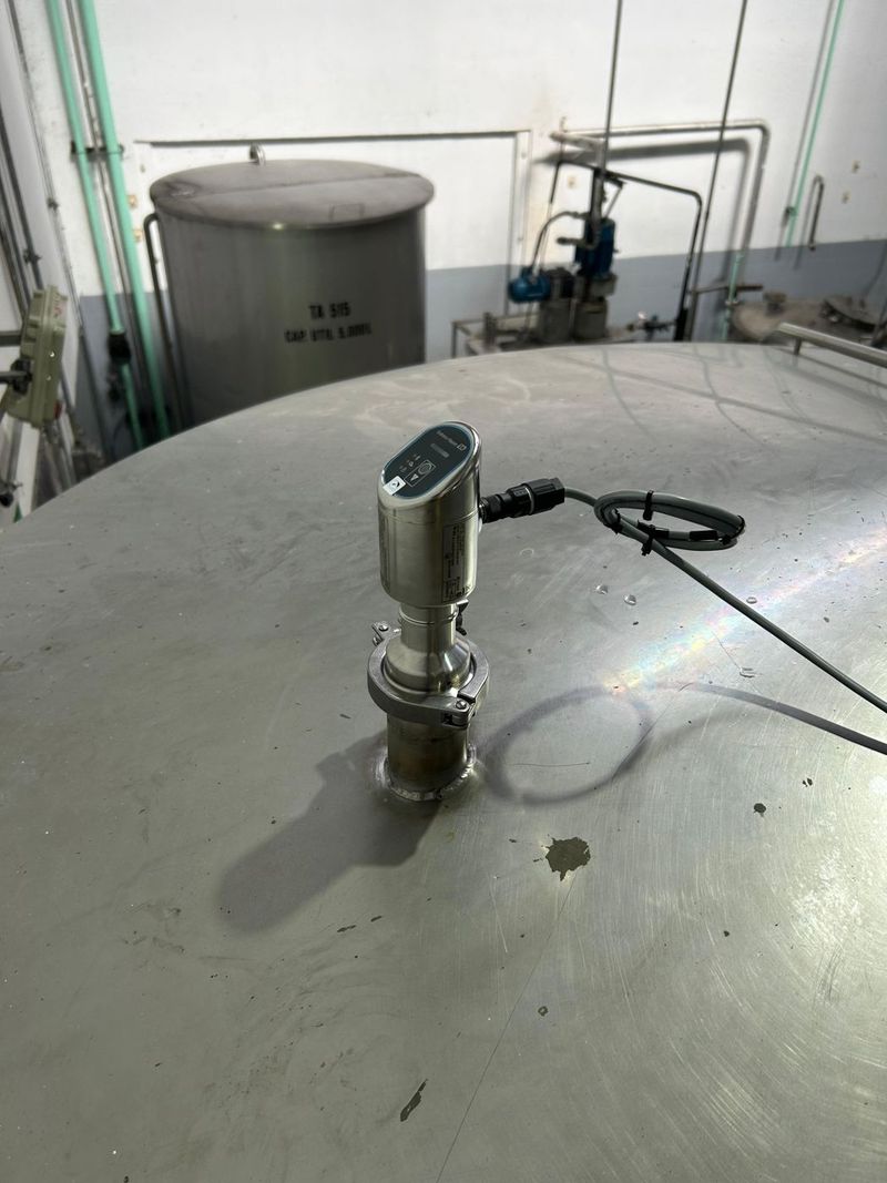 Sensor de nivel radar sobre tanque