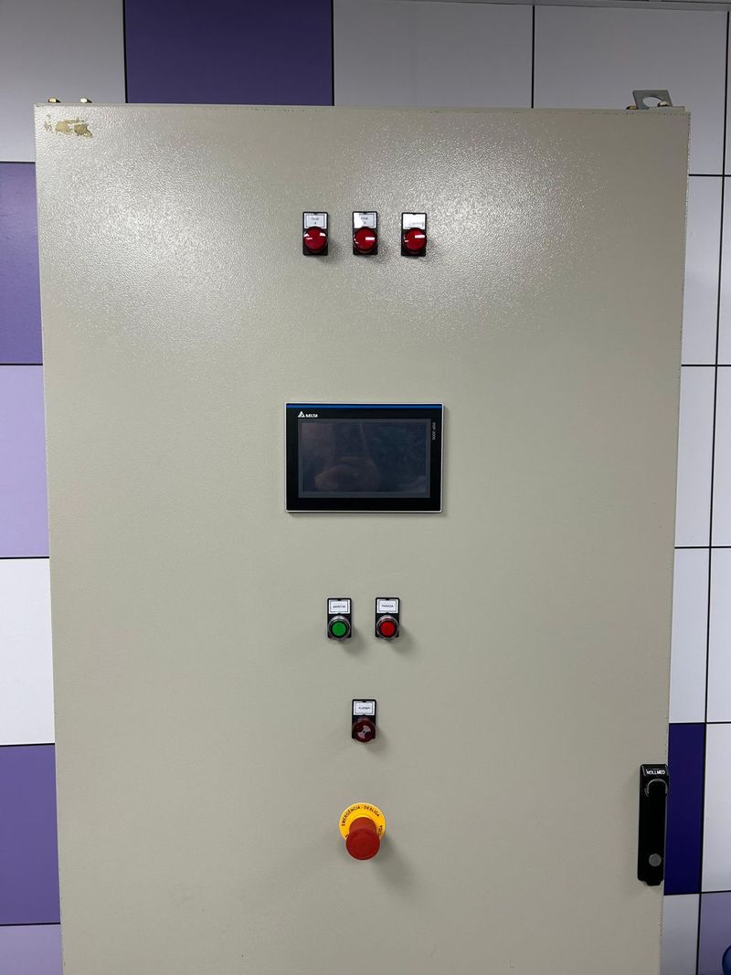 Frente de tablero de control con pantalla y pulsadores