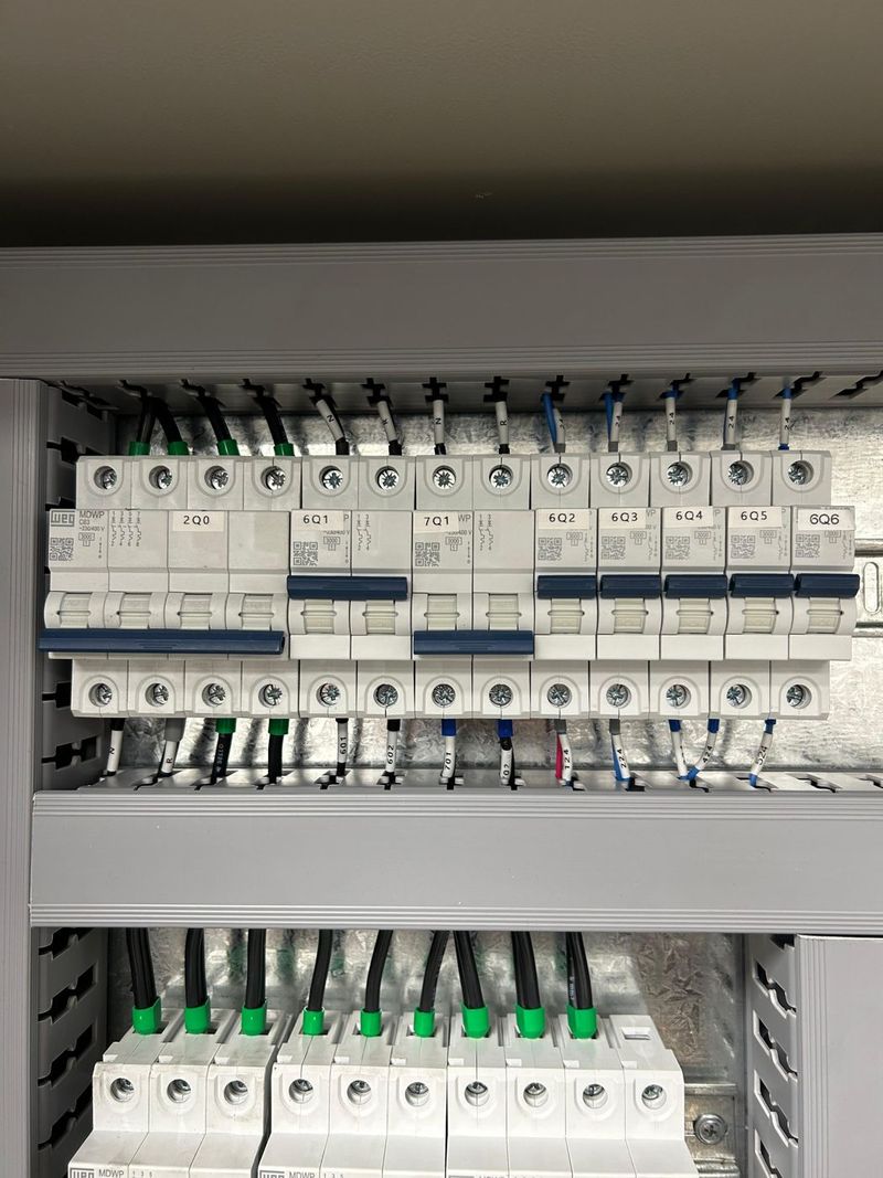 Tablero seccional con interruptores rotulados