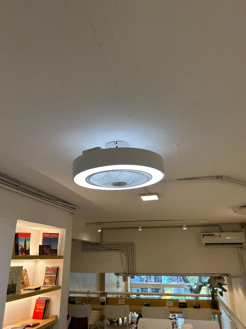 Ventilador con luz en un local gastronómico